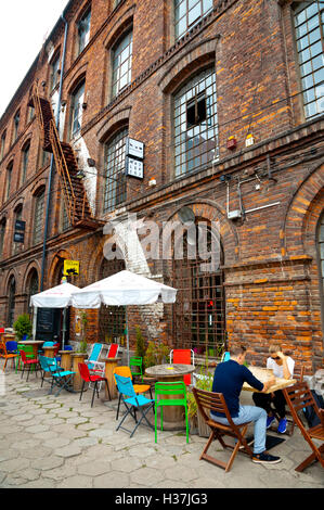 Restaurant-Terrassen, Off Piotrkowska, ehemaligen Baumwollfabrik umgewandelt in Geschäften, Restaurants und Galerien, Lodz, Polen Stockfoto