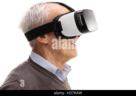 Erstaunt senior mit einem VR-Kopfhörer und virtuelle Realität isoliert auf weißem Hintergrund erfahren Stockfoto