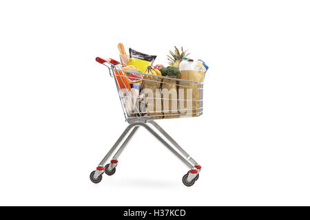 Einkaufswagen voller Lebensmittel isoliert auf weißem Hintergrund Stockfoto