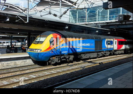 43061 East Midlands Zug am Bahnhof Leeds Stockfoto