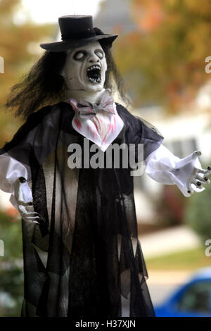 Spooky schreien Puppe als Outdoor-Halloweendekoration Stockfoto