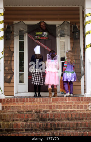 Kinder gehen treating an Halloween Stockfoto