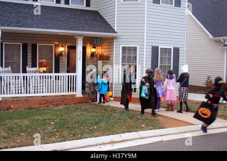 Kinder gehen treating an Halloween Stockfoto