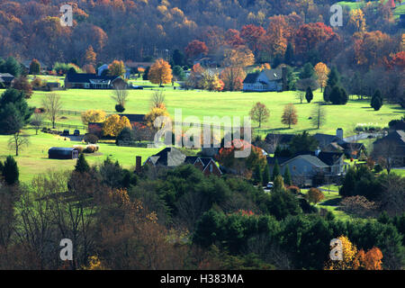 Virginia, USA. Landschaft mit Häusern, Hügeln und Wäldern in Herbstfarben. Stockfoto