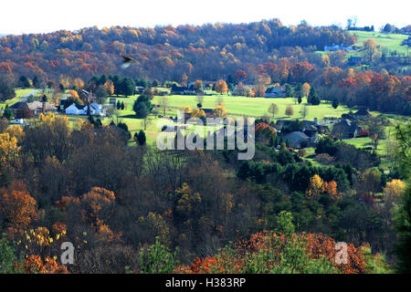 Virginia, USA. Landschaft mit Häusern, Hügeln und Wäldern in Herbstfarben. Stockfoto