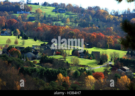 Virginia, USA. Landschaft mit Häusern, Hügeln und Wäldern in Herbstfarben. Stockfoto