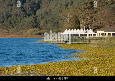 See Landschaft mit Gebäude am Ufer Stockfoto