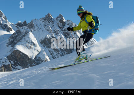 Frau im Pulverschnee Skifahren Stockfoto