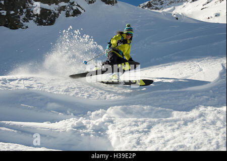 Frau im Pulverschnee Skifahren Stockfoto