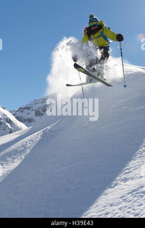 Frau im Pulverschnee Skifahren Stockfoto