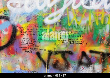 Prag, Tschechien - 4. Januar 2016: The Lennon-Mauer seit den 1980er Jahren ist John Lennon inspirierten Graffiti gefüllt mit Stockfoto