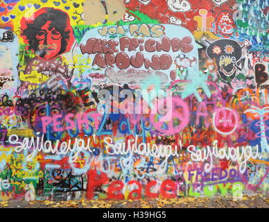 Prag, Tschechien - 4. Januar 2016: The Lennon-Mauer seit den 1980er Jahren ist John Lennon inspirierten Graffiti gefüllt mit Stockfoto