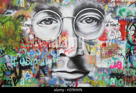 Prag, Tschechien - 4. Januar 2016: The Lennon-Mauer seit den 1980er Jahren ist John Lennon inspirierten Graffiti gefüllt mit Stockfoto