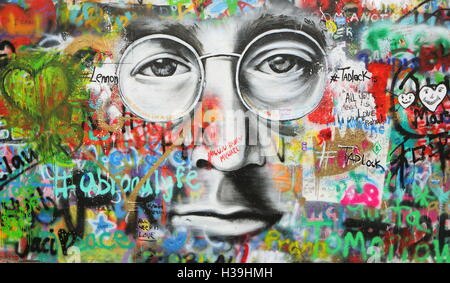 Prag, Tschechien - 4. Januar 2016: The Lennon-Mauer seit den 1980er Jahren ist John Lennon inspirierten Graffiti gefüllt mit Stockfoto