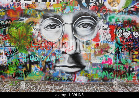 Prag, Tschechien - 4. Januar 2016: The Lennon-Mauer seit den 1980er Jahren ist John Lennon inspirierten Graffiti gefüllt mit Stockfoto