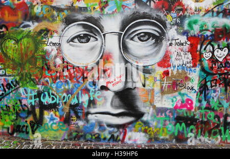 Prag, Tschechien - 4. Januar 2016: The Lennon-Mauer seit den 1980er Jahren ist John Lennon inspirierten Graffiti gefüllt mit Stockfoto