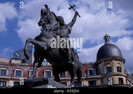 Equestrian Statue von Michael der tapfere oder Mihai Viteazul (1558-1601), war der Fürst der Walachei und der Moldau und gilt als einer der größten Nationalhelden Rumäniens liegt im Boulevard Regina Elisabeta in Zentralrumänien Bukarest Stockfoto