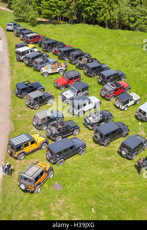 Babi, Tschechische Republik - 28. Mai 2016: Jeep off Straße Autos Fans treffen und Picknick der Stachelberg Festungsanlage. Stockfoto