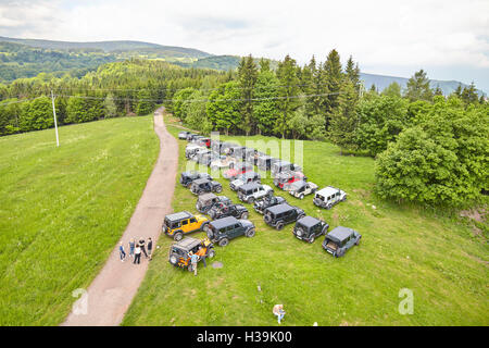 Babi, Tschechische Republik - 28. Mai 2016: Jeep off Straße Autos Fans treffen und Picknick der Stachelberg Festungsanlage. Stockfoto