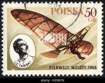 Eine Briefmarke gedruckt in Polen zeigt Vintage Glider und Porträt des Cz.Tanski, ca. 1981 Stockfoto