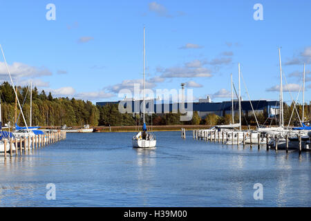Segelboot verlassen Marina auf schönes klares Wetter, Raisio, Finnland Stockfoto