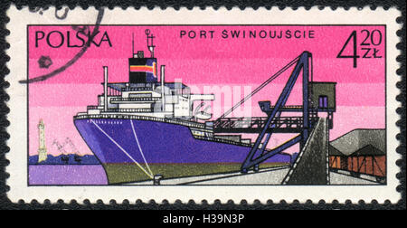 Hafen von Swinemünde, ca. 1980 zeigt eine Briefmarke gedruckt in Polen im Jahre 1975 Stockfoto