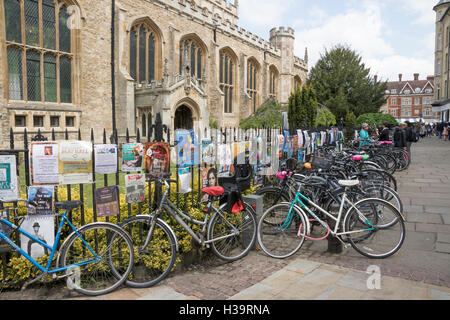 Zyklen parkten außerhalb großer St.-Marien Kirche, Cambridge, UK Stockfoto