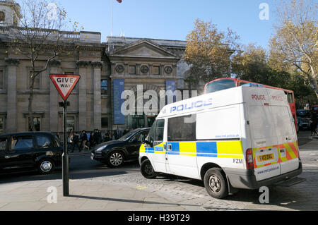 Metropolitanpolizei van gegenüber der National Portrait Gallery in London St.-Martins Platz. Stockfoto