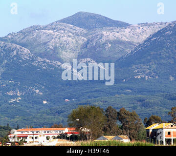 Blick auf Mount Pantokrator von Astrakeri Beach, Korfu, Griechenland Stockfoto