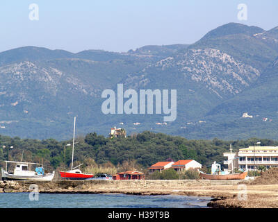 Blick auf Mount Pantokrator von Astrakeri Beach, Korfu, Griechenland Stockfoto