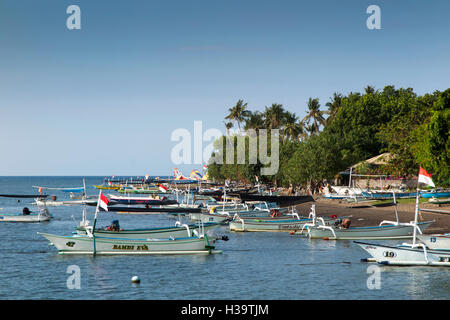 Indonesien, Bali Lovina, Angeln Boote am Strand und im Meer vor Anker Stockfoto