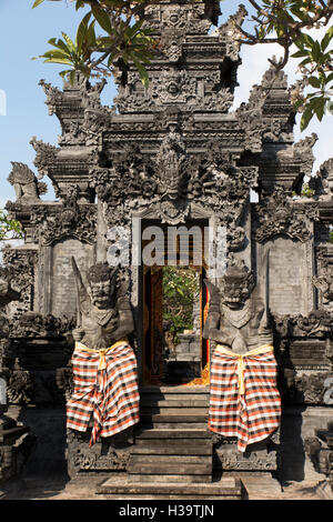 Indonesien, Bali, Lovina, Hindutempel Pura Segara, Skulpturen Bewachung Haupteingang Stockfoto