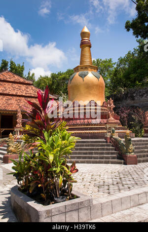 Indonesien, Bali, Banjar, Tegehe Dorf, Brahma Vihara Arama, buddhistische Kloster, goldene glockenförmigen Pagode Stockfoto