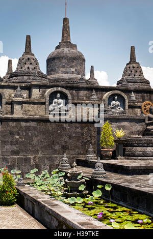Indonesien, Bali, Banjar, Brahma Vihara Arama, buddhistisches Kloster, Stupa Borobodur und Lotus Pool anhand Stockfoto