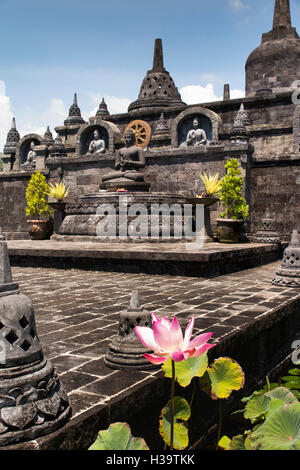 Indonesien, Bali, Banjar, Brahma Vihara Arama, buddhistisches Kloster, Stupa Borobodur, rote Lotusblume anhand Stockfoto
