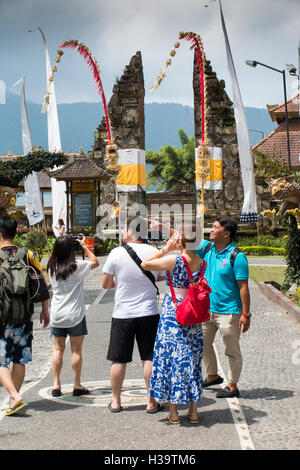 Indonesien, Bali, Candikuning, Leute besuchen Puru Ulun Danu Bratan Tempel Stockfoto