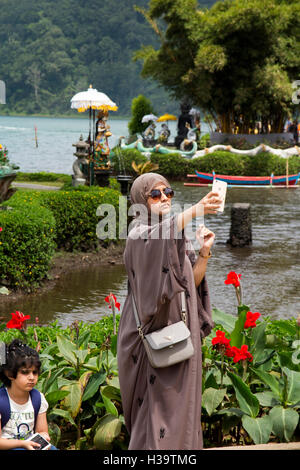 Indonesien, Bali, Candikuning, Puru Ulun Danu Bratan Tempel, muslimischen Touristen fotografieren Selfie Souvenir Stockfoto