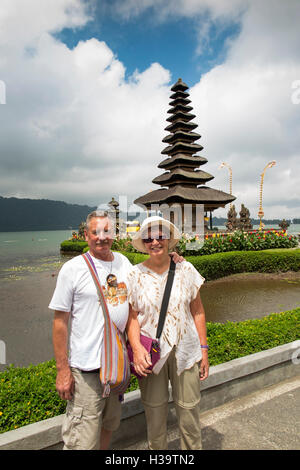 Indonesien, Bali, Candikuning, Pura Ulun Danu Bratan Tempel, senior Touristen posieren für Bild Pagode auf See Stockfoto