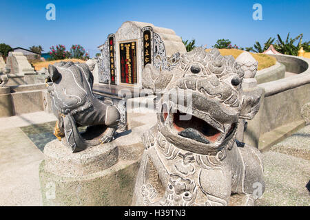 Indonesien, Lombok, Ampenan, chinesischen Friedhof, steinerne Löwen bewachen traditionelle Familie Gräber geschnitzt Stockfoto