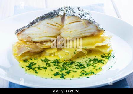 Gesalzener Kabeljau Fisch Ofen gebacken mit Kartoffeln, Zwiebeln und Olivenöl Stockfoto