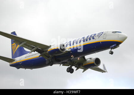 Ryanair Boeing 737 nächste Gen EI-DPX nähert sich Flughafen Birmingham, UK Stockfoto