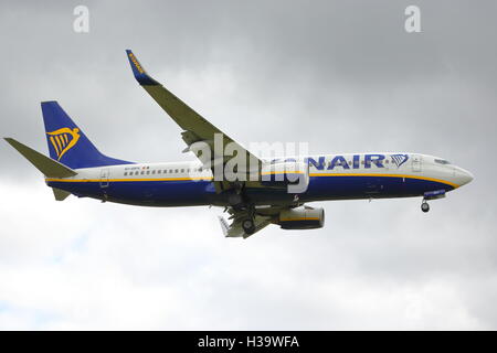 Ryanair Boeing 737 nächste Gen EI-DPX nähert sich Flughafen Birmingham, UK Stockfoto