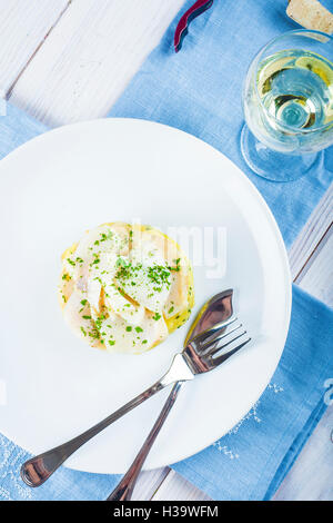 Gesalzener Kabeljau Fisch Ofen gebacken mit Kartoffeln, Zwiebeln und Olivenöl Stockfoto