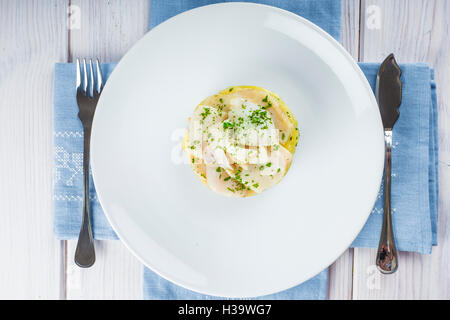 Gesalzener Kabeljau Fisch Ofen gebacken mit Kartoffeln, Zwiebeln und Olivenöl Stockfoto