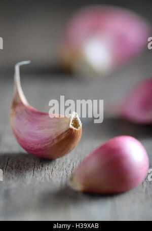 Knoblauchzehen auf hölzernen Hintergrund Stockfoto