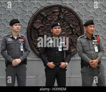 Bangkok, Thailand. 5. Oktober 2016. Thailändische Polizei Stand Sicherheit vor der chinesischen Botschaft während der Gruppe neue Demokratie Bewegung (NDM) versammelt, um Gerechtigkeit im Fall von Joshua Wong festgenommen und aus dem Land vertrieben. Bildnachweis: Vichan Poti/Pacific Press/Alamy Live-Nachrichten Stockfoto