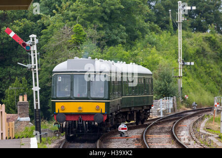 Diesel-Einheit, Klasse 121 British Rail vintage Lokomotive, läuft auf der erhaltenen swanage Bahnlinie. Ein ländlicher Zug Service am Bahnhof Corfe. England Stockfoto