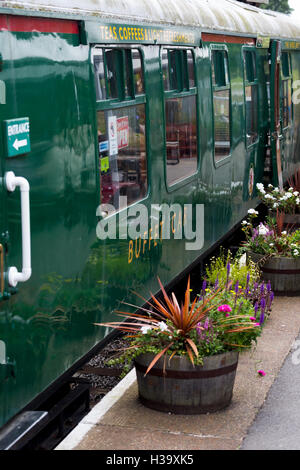 Umgebauter Eisenbahnwaggon umgewandeltes Buffetauto Swanage Station, die noch seine ursprünglichen Zwecke für Touristen durchführt. England GB Stockfoto