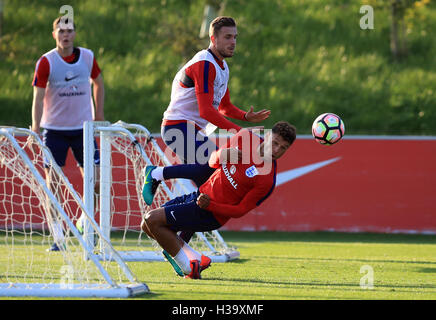 Alex Oxlade-Chamberlain und Jordan Henderson während einer Trainingseinheit im St. Georges Park, Burton Englands. PRESSEVERBAND Foto. Bild Datum: Dienstag, 4. Oktober 2016. PA-Geschichte-Fußball-England zu sehen. Bildnachweis sollte lauten: Mike Egerton/PA Wire. Einschränkungen: Verwendung FA Beschränkungen unterworfen. Nur zur redaktionellen Verwendung. Gewerbliche Nutzung nur mit vorheriger schriftlicher Zustimmung der FA. Keine Bearbeitung außer Zuschneiden. Rufen Sie + 44 (0) 1158 447447 oder siehe www.paphotos.com/info/ für volle Beschränkungen und weitere Informationen. Stockfoto