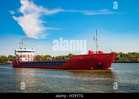 Ein Frachtschiff in Hafen von Danzig, Polen. Stockfoto